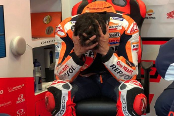 Ekspresi kekecewaan pembalap Repsol Honda, Marc Marquez, saat gagal finis pada MotoGP Prancis 2021 (16/5/2021).