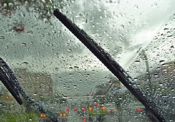 Awas! Prakiraan Cuaca Jakarta Hari Ini Hujan Petir di 3 Wilayah, Kenali Saatnya Ganti Karet Wiper