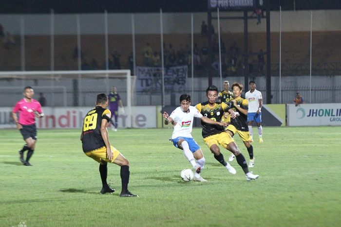 Gelandang Barito Putera, Bayu Pradana, mengawal ketat pemain PSIS Semarang, Septian David Maulana, saat laga pekan ke-24 Liga 1 2019.