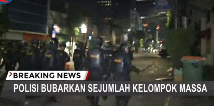 Detikcdetik polisi hadapi massa