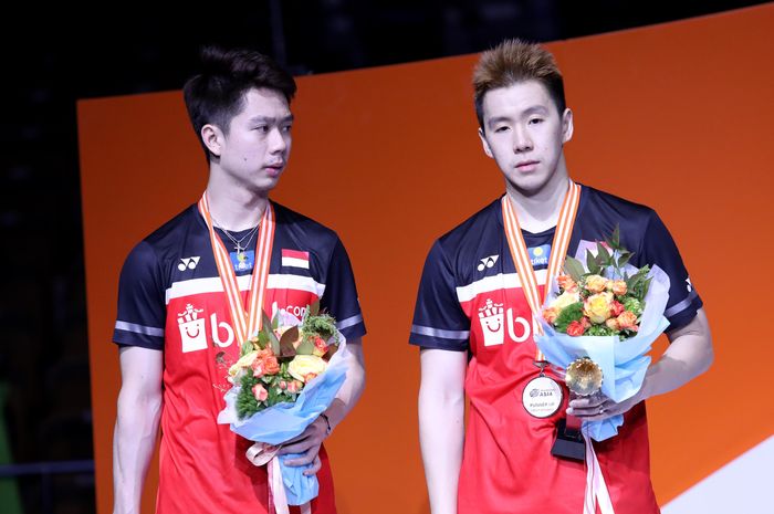 Pasangan ganda putra Indonesia, Marcus Fernaldi Gideon/Kevin Sanjaya Sukamuljo, saat berada di podium runner-up Kejuaraan Asia 2019.