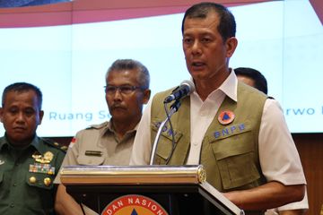  Kepala Badan Nasional Penanggulangan Bencana (BNPB) Doni Monardo sekaligus Ketua Gugus Tugas Percepatan Penanganan Covid-19 saat memberikan paparan terkait perkembangan penanganganan Covid-19 di Kantor BNPB, Jakarta, Senin (16/3). 