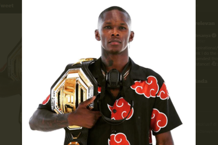 Juara kelas menengah UFC, Israel Adesanya, saat memamerkan sabuk miliknya dengan memakai pakaian bercorak-corak khas di Anime Naruto.