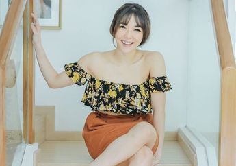 Endorse Dress Belahan Dada Rendah, Gisella Anastasia Makin Terlihat Tajir Saat Pakai Sandal Mules Harga Fantastis