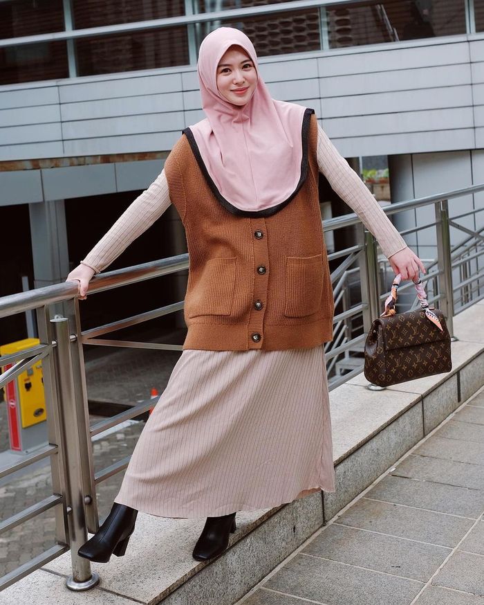Ayana Moon Memadupadankan Rok Hijab dan Rompi
