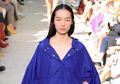 Tren Fashion 2020: Tips Mix and Match Warna Classic Blue yang Jadi Tren Warna 2020