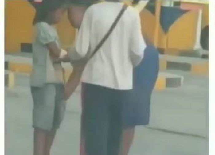 Detik-detik saat ibu tersebut mengambil paksa uang hasil mengemis anak kandungnya (Instagram/makassar_info)