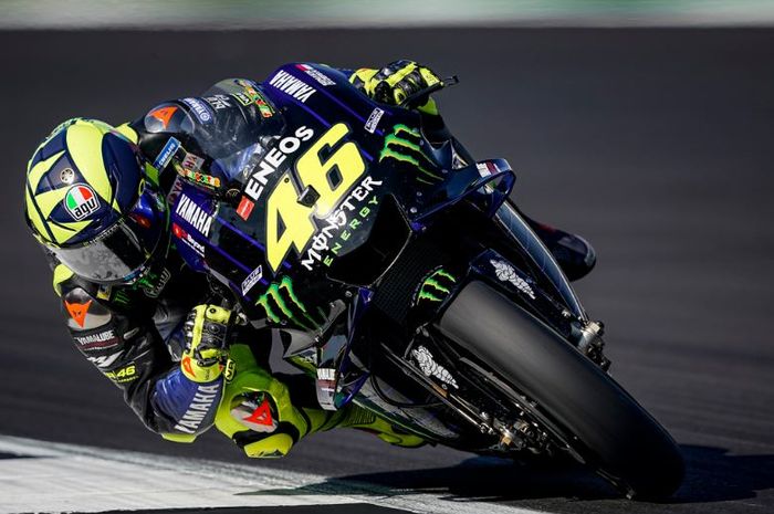 Aksi pembalap Monster Eenergy Yamaha, Valentino Rossi pada babak kualifikasi MotoGP Inggris 2019, Sabtu (24/8/2019)