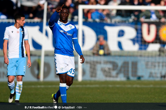 Striker asal Italia, Mario Balotelli, saat membela Brescia