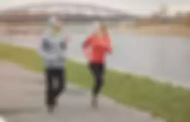 dua orang sedang lari pagi