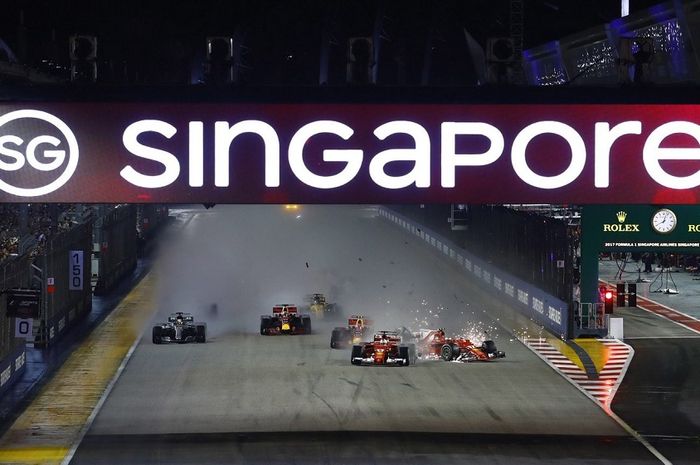 Suasana balapan malam hari pada F1 GP Singapura 2018 di Sirkuit Jalan Raya Marina Bay.