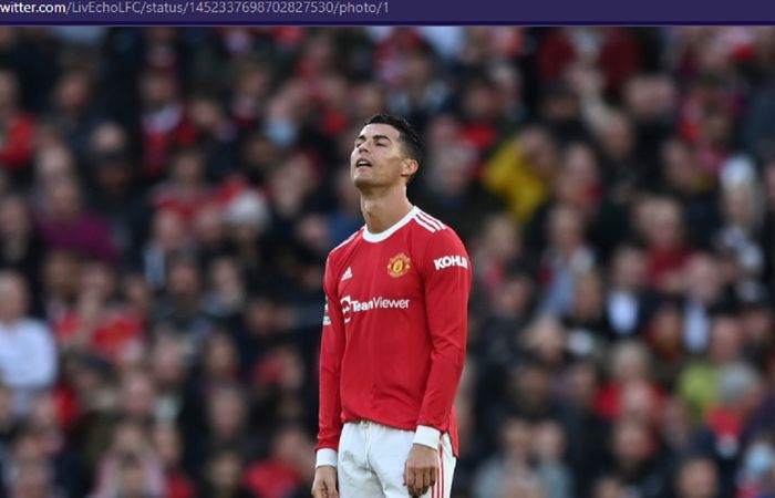 Megabintang Manchester United, Cristiano Ronaldo, menyaksikan kekalahan timnya dari Liverpool di Old Trafford pada Minggu (24/10/2021) dalam laga pekan ke-9 Liga Inggris 2021-2022 itu
