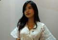 Stylo of The Day, Tampil Elegan Romantic dengan Busana Nuansa Warna Putih ala Titan Tyra