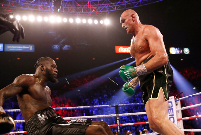 Deontay Wilder (kiri) dan Tyson Fury (kanan) saat keduanya bertanding merebutkan gelar juara WBC di MGM Grand Arena, Las Vegas, Nevada, AS, Minggu (23/2/2020).