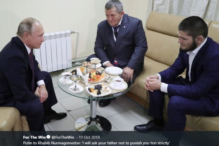Presiden Rusia, Vladimir Putin (kiri), menemui eks jagoan UFC, Khabib Nurmagomedov (kanan) dan Alm. Abdulmanap Nurmagomedov pada Oktober 2018 silam.