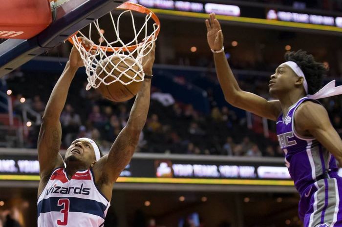 Pebasket Washington Wizards, Bradley Beal, melakukan dunk saat membela timnya menghadapi Sacramento Kings pada lanjutan musim reguler NBA 2018-2019 di Capital One Arena, Washington, AS, Senin (11/3/2019).