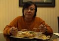 Berbanding Terbalik dengan Hotel Mewah Tempat Menginapnya, Ari Lasso Tak Malu Saat Harus Menyantap Nasi Pecel Bungkusan: Banyak Orang Dihidupi dari Ini