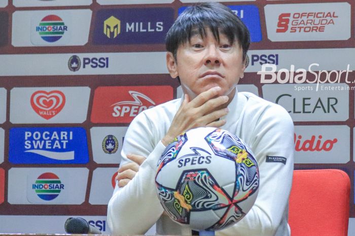 Pelatih timnas U-20 Indonesia, Shin Tae-yong, saat menghadiri sesi jumpa pers setelah laga Turnamen Mini Internasional di Stadion Gelora Bung Karno, Senayan, Jakarta, Selasa (21/2/2023) malam.