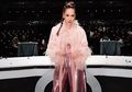 Terima Penghargaan Artis Solo Wanita Pop Terbaik, Bunga Citra Lestari Tampil Stunning Kenakan Mini Dress dengan Detail Ala Keramik