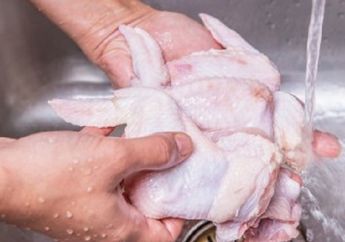 Satu RT Heran Sekeluarga Bisa Sakit Kronis, Setelah Diselidiki Ternyata Punya Kebiasaan Mencuci Daging Ayam Sebelum Memasak, Efeknya Bikin Merinding!