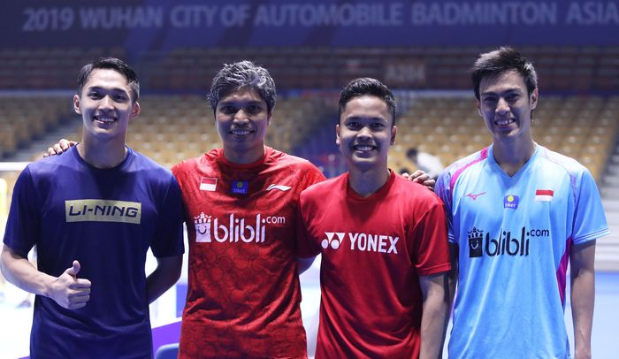 (ki-ka) Jonatan Christie, Irwansyah (Asisten Pelatih Tunggal Putra), Anthony Sinisuka Ginting, Shesar Hiren Rhustavito, saat menjalani sesi latihan di Wuhan Sports Center Gymnasium, Wuhan, China, Senin (22/4/2019).