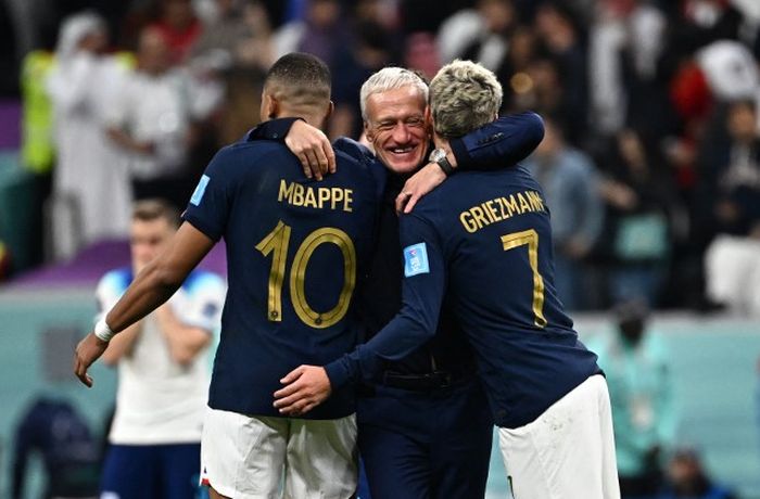 Kylian Mbappe dan Antoine Griezmann dipeluk Didier Deschamps usai timnas Prancis kalahkan Inggris di perempat final Piala Dunia 2022 (10/12/2022).