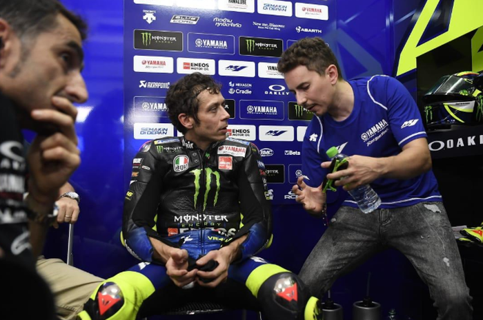 Pembalap Monster Energy Yamaha, Valentino Rossi (kiri), mendengarkan saran dari Jorge Lorenzo saat tes pramusim MotoGP 2020 di Sirkuit Sepang, Malaysia, 8 Februari 2020.