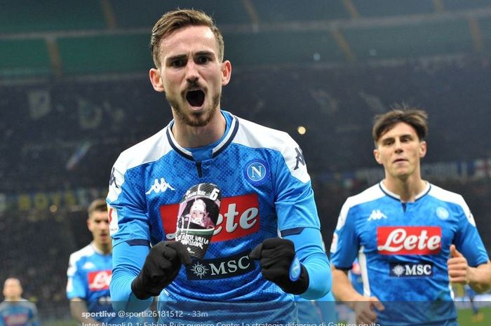 Fabian Ruiz merayakan golnya untuk Napoli ke gawang Inter Milan dalam partai Coppa Italia di Giuseppe Meazza, 12 Februari 2020.