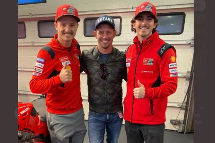 Jack Miller (kiri), Casey Stoner (tengah), Francesco Bagnaia (kanan) dalam sebuah pertemuan pada MotoGP Algarve 2021 di Sirkuit Algarve, Portimao, Portugal, Jumat (5/11/2021).