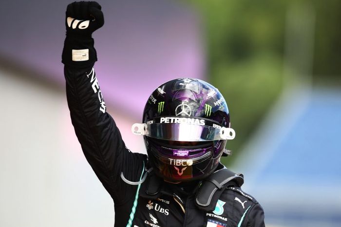 Pembalap Mercedes, Lewis Hamilton, bereaksi dengan gestur BLM usai memenangi balapan GP Styria 2020 di Red Bull Ring, Spielberg, Austria, Minggu (12/7/2020).