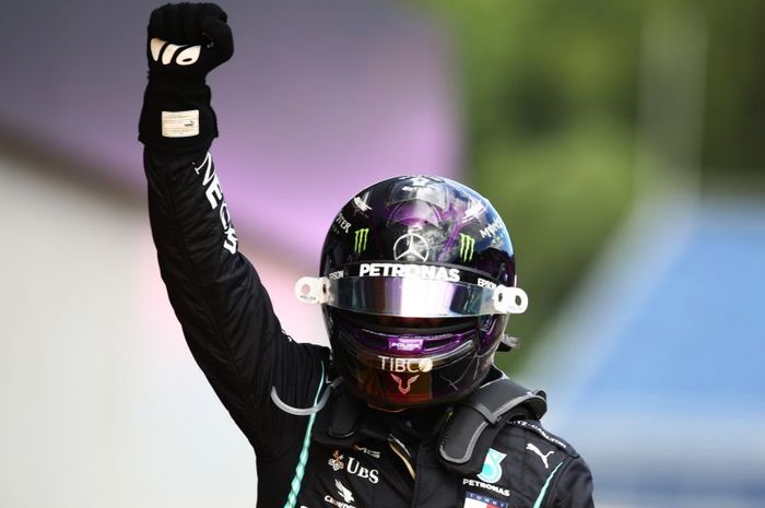 Pembalap Mercedes, Lewis Hamilton, bereaksi dengan gestur BLM usai memenangi balapan GP Styria 2020 di Red Bull Ring, Spielberg, Austria, Minggu (12/7/2020).