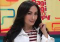 Punya Suami Pilot Tajir, Iis Dahlia Tampil Bak Remaja dengan Seragam SMA Sambil Tenteng Tas Mewah Harga Lebih dari 1 Miliar