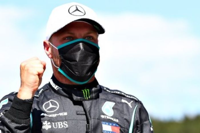 Pembalap Mercedes, Valtteri Bottas, meraih pole position pada kualifikasi F1 GP Austria di Red Bull Ring, Austria, 4 Juli 2020.