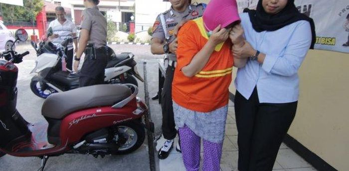 Ilustrasi - perempuan yang melemuri nakes dengan tinja di Surabaya ditangkap Polisi.