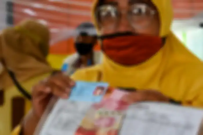 BLT Kemiskinan Ekstrem dan BLT Dana Desa pada prinsipnya hampir sama, mulai nominal hingga sasarannya. Tapi BLT Kemiskinan Ekstrem lebih spesifik.
