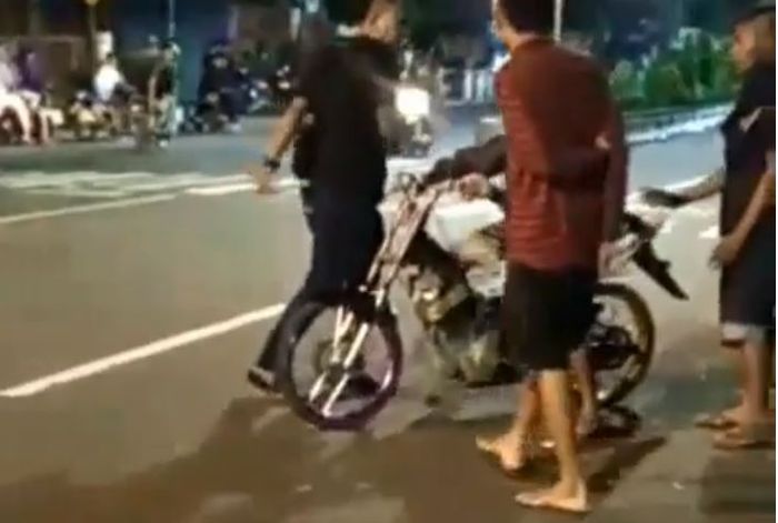 Joki balap dihajar pria hingga tersungkur