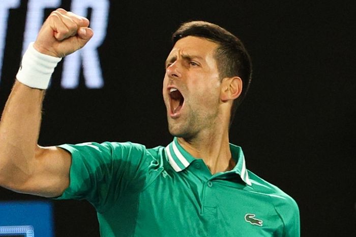 Petenis tunggal putra nomor satu dunia asal Serbia, Novak Djokovic, melakukan selebrasi pada pertandingan babak ketiga Australian Open 2021 melawan Taylor Fritz (Amerika Serikat/AS) di Rod Laver Arena, Melbourne Park, Melbourne, Australia, Jumat (12/2/2021).