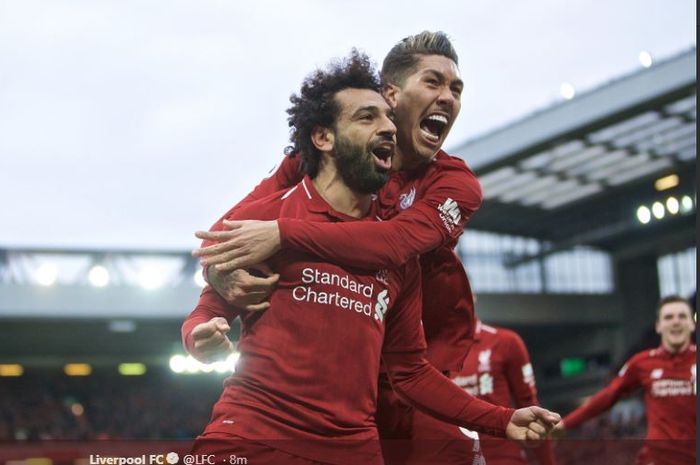 Penyerang Liverpool, Mohamed Salah (kiri), melakukan selebrasi bersama Roberto Firmino dalam laga Liga Inggris melawan Tottenham Hotspur di Stadion Anfield, Minggu (31/3/2019).