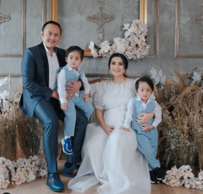 
kadek devie dan keluarga