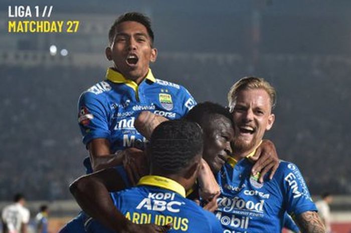 Para pemain Persib berselebrasi setelah mencetak gol ke gawang PSIS Semarang dalam lanjutan Liga 1 2019 di Stadion Si Jalak Harupat, Rabu (6/11/2019).