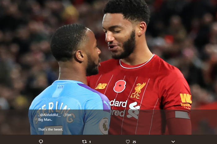 Raheem Sterling (kiri) beradu argumen dengan bek Liverpool, Joe Gomez (kanan).