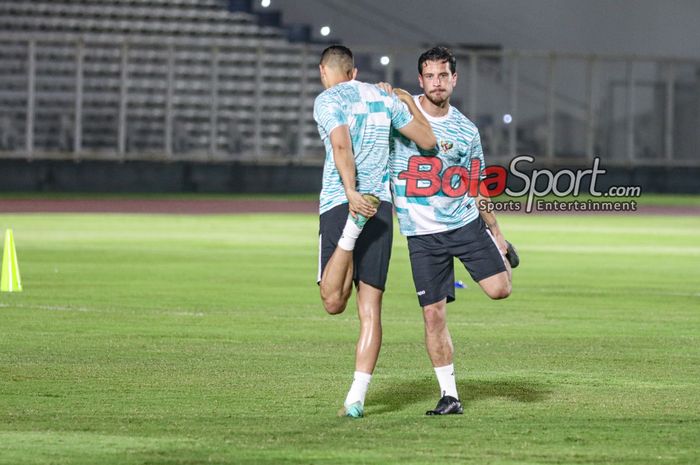 Thom Haye (kanan) sedang melakukan pemanasan dalam sesi latihan timnas Indonesia di Stadion Madya, Senayan, Jakarta, Rabu (20/3/2024) malam.