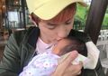 Rayakan 1 Bulan Kelahiran, Anak Lee Jeong Hoon Pakai Dress Kegedean tapi Bikin Gemas
