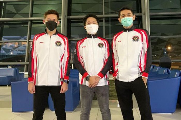 Pasangan ganda putra Indonesia, Fajar Alfian/Muhammad Rian Ardianto, dan ofisial menjelang berangkat ke Jepang, Kamis (8/7/2021).