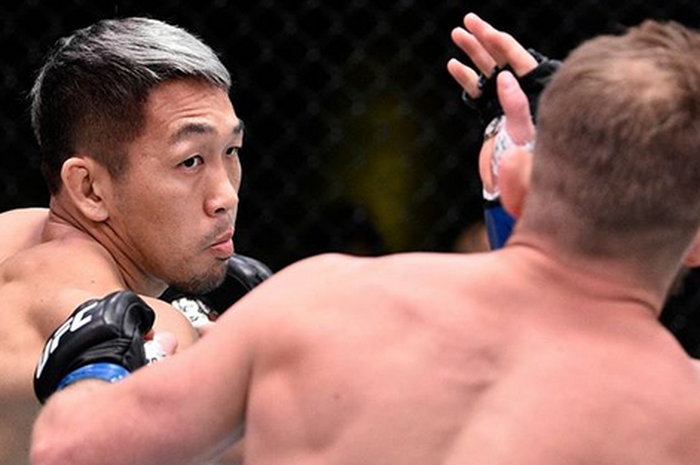 Petarung UFC asal Jepang, Takeshi Sato (kiri) tengah menghajar wajah lawannya, Jason Witt pada UFC Vegas 4 Sabtu (27/6/2020) malam waktu Las Vegas.