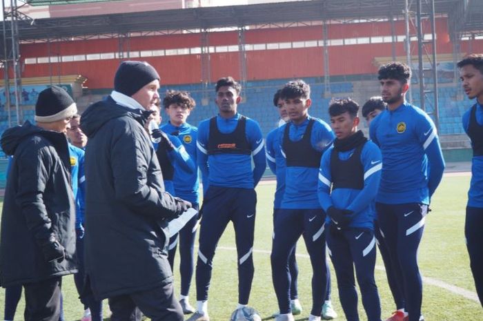 Pelatih timnas U-23 Malaysia, Brad Maloney saat memimpin sesi latihan Harimau Malaya.