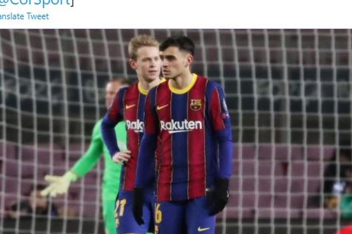 Dua gelandang Barcelona, Pedri (depan) dan Frenkie de Jong.