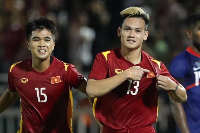 Pemain timnas Vietnam, Ho Tan Tai, melakukan selebrasi setelah mencetak gol ke gawang Singapura pada laga bertajuk FIFA Matchday di Stadion Thong Nhat, Vietnam, Rabu (21/9/2022).
