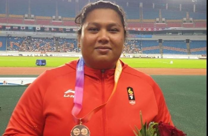 Atlet tolak peluru putri Indonesia, Eki Febri Ekawati saat meraih medali perunggu pada Asian Grand Prix Seri II di Chongqing, China.