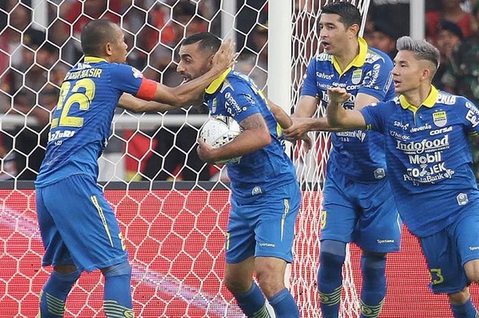 Artur Gevorkyan (kedua dari kiri) disambut Supardi Nasir, Esteban Vizcarra, dam Kim Kurniawan usai mencetak gol ke gawang Persija Jakarta dalam Liga 1 2019 di Stadion Utama Gelora Bung Karno, Jakarta, Rabu (10/7/2019) sore WIB. Persib menahan Persija 1-1.